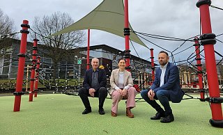 Thomas Rieß (Technisches Gebäudemanagement beim Kreis Lippe), Karen Zereike (Leiterin des Eigenbetriebs Schulen des Kreises Lippe) und Schulleiter Bernd Hendig präsentieren die neue Calisthenics-Anlage der Karla-Raveh-Gesamtschule. - Vasco Stemmer