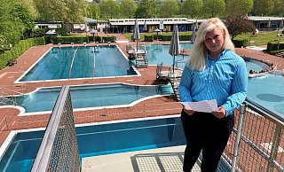 Badebetriebsleiterin Angelika Vahle steht auf dem Sprungturm im Bega Bad. Erst am Donnerstag fiel die endgültige Entscheidung, das Bad am Samstag zu öffnen. - Sven Kienscherf
