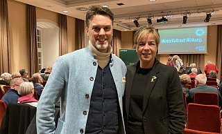 Robin Wagener und Mona Neubaur referieren über Ziele grüner Politik. - Cordula Gröne