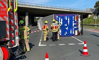 Der Lkw liegt auf der gesperrten Fahrbahn. - Ralph Meyer Der Lkw liegt auf der gesperrten Fahrbahn. - Ralph Meyer