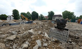Die Bagger graben sich am Hornschen Tor tiefer in die Erde, um den provisorischen Parkplatz zu ebnen. L&auml;rm und Ersch&uuml;tterungen verursachen vor allem ein Hydraulikmei&szlig;el und eine Brechanlage. Aber deren Einsatz ist laut Stadt absehbar und nur noch f&uuml;r einen Tag n&ouml;tig. - Sven Koch