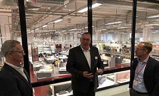 Gute Laune auf der M.O.W. (von links): die Messe-Geschäftsführer Andreas Reibchen und Bernd Schäfermeier im Gespräch mit Jan Kurth, Geschäftsführer des Verbandes der Deutschen Möbelindustrie (VDM). - Thomas Reineke Gute Laune auf der M.O.W. (von links): die Messe-Geschäftsführer Andreas Reibchen und Bernd Schäfermeier im Gespräch mit Jan Kurth, Geschäftsführer des Verbandes der Deutschen Möbelindustrie (VDM). - Thomas Reineke