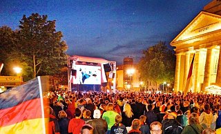 Ein solches Rudelgucken wie zur WM 2014 vor dem Landestheater in Detmold ist in diesem Jahr nicht möglich. Gastronomien können die Spiele aber übertragen - unter Auflagen. - Archivfoto: Vera Gerstendorf-Welle