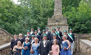 Ihren ersten öffentlichen Auftritt hatten die Brakelsieker Majestäten bereits beim Schützenfest in Schwalenberg. - Schützengesellschaft Brakelsiek