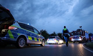 Nach einem Unfall auf der Ostwestfalenstraße war die Fahrbahn am Sonntagabend bis 23 Uhr gesperrt. - Freitag-TV