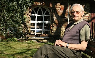 Lieblingsplatz vor dem Stall der Dunschen Mühle, dem letzten Gebäude an Barntrups Landesgrenze: Ludwig Cramer, Besitzer der Mühle. - Sylvia Frevert Lieblingsplatz vor dem Stall der Dunschen Mühle, dem letzten Gebäude an Barntrups Landesgrenze: Ludwig Cramer, Besitzer der Mühle. - Sylvia Frevert