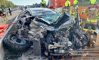 Nach einer Kollision mit einem Baustellenfahrzeug liegt ein zerst&ouml;rtes Auto an einer Baustelle der A2 bei Bottrop. Die beiden Insassen wurden schwer verletzt. - -/Feuerwehr Bottrop/dpa