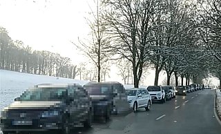 Auto an Auto reiht sich auf der K 17,. Die Ausflügler sind wild entschlossen, die Landschaft zu genießen und das nicht nur auf den Wanderwegen. Sie stürmen die Felder der Landwirte zum Rodeln und richten dort erheblichen Schaden an. - Screenshot: Katrin Kantelberg