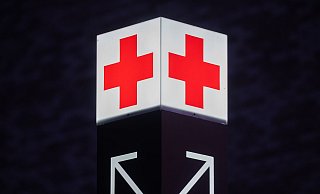 Ein Pfeil weist den Weg zur Notaufnahme eines Krankenhauses. - Julian Stratenschulte/dpa/Symbolbild