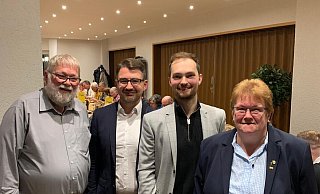 Innere Sicherheit und Asyl: Damit befassen sich Friedhelm Plöger (stellvertretender FDP-Ortsvorsitzender Nordlippe, von links), der Bundestagsabgeordnete und nordlippische FDP-Ortsvorsitzende Christian Sauter, sein Abgeordnetenkollege Fabian Griewel und die Chefin der Barntruper Freidemokraten, Cornelia Düstersiek, beim "Liberalen Herbstabend" in Dörentrup. - FDP Nordlippe
