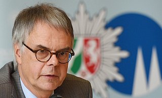 Wolfgang Albers, damals Kölner Polizeipräsident, spricht bei einer Pressekonferenz. - Henning Kaiser/dpa/Archivbild