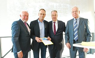 Den 30. Neujahrsempfang hat noch Peter Meier (Dritter von links) organisiert. Festredner Wolfgang Kubicki gratuliert Kristian Hoffmann zu 40 Jahren Mitgliedschaft in der FDP. Rechts steht Hoffmanns Bruder Gerd Hoffmann, der die Laudatio hielt. Fotos: Gunter Held - Gunter Held Den 30. Neujahrsempfang hat noch Peter Meier (Dritter von links) organisiert. Festredner Wolfgang Kubicki gratuliert Kristian Hoffmann zu 40 Jahren Mitgliedschaft in der FDP. Rechts steht Hoffmanns Bruder Gerd Hoffmann, der die Laudatio hielt. Fotos: Gunter Held - Gunter Held