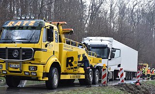 Der Lkw-Fahrer ist bei dem Unfall verletzt worden. - Jörn Fries