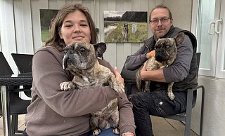 Tierheim-Mitarbeiterin Leonie Vollmer und Björn Schakat mit den französischen Bulldoggen "Philipp“ und "Paul". - Sven Kienscherf