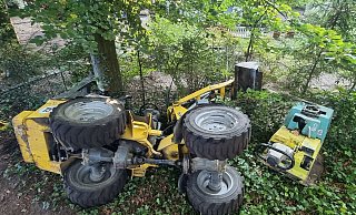 Die Freiwillige Feuerwehr Oerlinghausen war am Mittwochmorgen im Einsatz, weil ein Radlader an der Brandsheide in die Böschung gekippt war. - Feuerwehr Oerlinghausen Die Freiwillige Feuerwehr Oerlinghausen war am Mittwochmorgen im Einsatz, weil ein Radlader an der Brandsheide in die Böschung gekippt war. - Feuerwehr Oerlinghausen