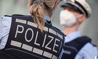 Eine Polizistin und ein Polizist mit FFP2-Maske stehen sich gegenüber. - Marijan Murat/dpa/ZB Eine Polizistin und ein Polizist mit FFP2-Maske stehen sich gegenüber. - Marijan Murat/dpa/ZB