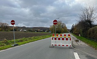 An dieser Wanderbaustelle kontrolliert die Polizei nach Bürgerbeschwerden verstärkt die Einhaltung der geänderten Verkehrsregeln. - Polizei Lippe