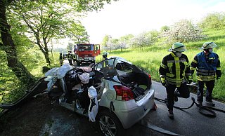 Eine 56-jährige Toyota-Fahrerin wurde in ihrem Wagen eingeklemmt und wurde schwer verletzt. - Jens Rademacher