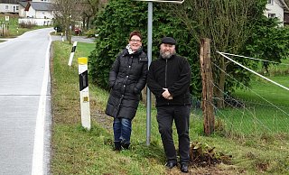 Ortseingang und gleich bergauf: Heino Rinne arbeitet in Dörentrup und ist Vorsitzender, hier mit Sylvia Grote, die die Kasse in der Dorfgemeinschaft verwaltet. - Axel Bürger Ortseingang und gleich bergauf: Heino Rinne arbeitet in Dörentrup und ist Vorsitzender, hier mit Sylvia Grote, die die Kasse in der Dorfgemeinschaft verwaltet. - Axel Bürger