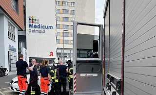 Nachdem die sehr tapfere Ella vom Rettungsdienst gesichtet und mit Kuscheltieren versorgt wurde, konnten die Einsatzkr&auml;fte nach insgesamt etwa 30 Minuten wieder einr&uuml;cken. - Feuerwehr Detmold