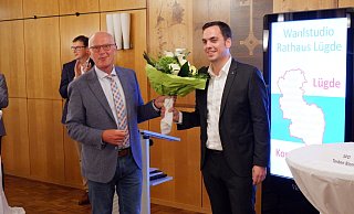 Der amtierende Bürgermeister Heinz Reker gratuliert Torben Blome zum Wahlsieg. Auch bei der Zusammensetzung des Rates wird sich künftig einiges ändern. - Lorraine Brinkmann Der amtierende Bürgermeister Heinz Reker gratuliert Torben Blome zum Wahlsieg. Auch bei der Zusammensetzung des Rates wird sich künftig einiges ändern. - Lorraine Brinkmann