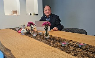 Christoph Dolles Lieblingsplatz ist in seinem Esszimmer am selbst geschreinerten Esstisch, der bisweilen auch als Arbeitstisch herhalten muss. Das Holz stammt von einer 200 Jahre alten Eiche, die dem Orkan Friederike im Blomberger Forst zum Opfer gefallen ist. - Marianne Schwarzer Christoph Dolles Lieblingsplatz ist in seinem Esszimmer am selbst geschreinerten Esstisch, der bisweilen auch als Arbeitstisch herhalten muss. Das Holz stammt von einer 200 Jahre alten Eiche, die dem Orkan Friederike im Blomberger Forst zum Opfer gefallen ist. - Marianne Schwarzer