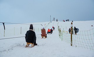 Zahlreiche Rodelbegeisterte nutzen den Lift zum erklimmen des Berges, auch mit Skiern oder Snowboard ist dies möglich. - Leon Stock/Freitag-TV Zahlreiche Rodelbegeisterte nutzen den Lift zum erklimmen des Berges, auch mit Skiern oder Snowboard ist dies möglich. - Leon Stock/Freitag-TV