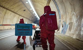 Der Tunnel darf nur mit Schutzkleidung betreten werden. Fotos: T.Freitag - T.Freitag Der Tunnel darf nur mit Schutzkleidung betreten werden. Fotos: T.Freitag - T.Freitag