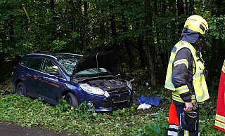 Ein junger Augustdorfer fuhr im Mai 2024 mit seinem Ford Focus offenbar zu schnell um die Kurve und wurde über den Gehweg in eine Gruppe Läuferinnen geschleudert. Nun stand der 19-Jährige wegen fahrlässiger Körperverletzung vor Gericht. - Freitag TV