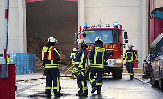Zu einer Staubexplosion ist die Feuerwehr am Montagmorgen auf das ehemalige Hornitex-Gelände gerufen worden. - Freitag TV Zu einer Staubexplosion ist die Feuerwehr am Montagmorgen auf das ehemalige Hornitex-Gelände gerufen worden. - Freitag TV