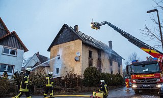 Insgesamt 94 Einsatzkräfte der Freiwilligen Feuerwehr Schieder-Schwalenberg waren bei dem Großbrand in Brakelsiek im Einsatz. - Freitag TV