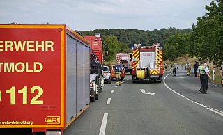Direkt hinter der Auffahrt von der B66 auf die Lemgoer Südumgehung ist einem Landwirt der Schlauch gerissen - weil das auslaufende Pflanzenschutzmittel aufgenommen werden musste, war die Strecke mehr als eine Stunde gesperrt. - Die Blaulichtfotografen Direkt hinter der Auffahrt von der B66 auf die Lemgoer Südumgehung ist einem Landwirt der Schlauch gerissen - weil das auslaufende Pflanzenschutzmittel aufgenommen werden musste, war die Strecke mehr als eine Stunde gesperrt. - Die Blaulichtfotografen