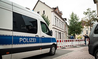 Brandermittler der Polizei sind ebenso vor Ort wie das Technische Hilfswerk, das Ordnungsamt der Stadt und die Lagenser Feuerwehr. Die Gerichtsstraße ist weiterhin gesperrt. - Blaulichtfotografen