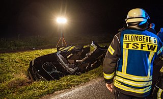 Die Feuerwehr musste den Fahrer mit schwerem Gerät aus seinem Fahrzeug befreien. - Freitag-TV