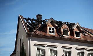 Das Dachgeschoss wurde bei dem Brand vollständig zerstört. - Blaulichtfotografen