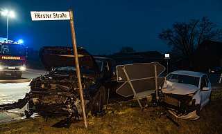 Ein Straßenschild stoppte die herumschleudernden Autos nach der Kollision. - FREITAG-TV Ein Straßenschild stoppte die herumschleudernden Autos nach der Kollision. - FREITAG-TV