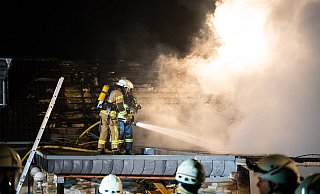 Mit insgesamt 80 Einsatzkräften war die Feuerwehr vor Ort, um den Brand am ersten Weihnachtstag zu löschen. - Freitag TV Mit insgesamt 80 Einsatzkräften war die Feuerwehr vor Ort, um den Brand am ersten Weihnachtstag zu löschen. - Freitag TV