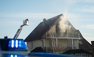 Dichter Qualm tritt aus der Dachgeschosswohnung, bei dem Brand wurde ein Mensch verletzt. - Freitag-TV Dichter Qualm tritt aus der Dachgeschosswohnung, bei dem Brand wurde ein Mensch verletzt. - Freitag-TV