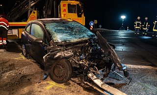 Durch den Frontalzusammenstoß wurden beide Fahrzeuge völlig zerstört. - Freitag-TV