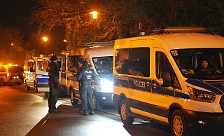 Die Hundertschaft der Polizei Bielefeld ist am Samstagnachmittag in Detmold im Einsatz. Die Suche nach einem Tatverdächtigen läuft weiter. - Freitag-TV Die Hundertschaft der Polizei Bielefeld ist am Samstagnachmittag in Detmold im Einsatz. Die Suche nach einem Tatverdächtigen läuft weiter. - Freitag-TV