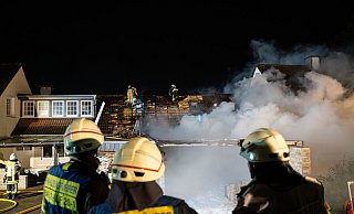 Insgesamt 80 Einsatzkräfte der Feuerwehr waren in den frühen Morgenstunden des ersten Weihnachtsfeiertages bei einem Großbrand in Barntrup vor Ort. - Freitag TV Insgesamt 80 Einsatzkräfte der Feuerwehr waren in den frühen Morgenstunden des ersten Weihnachtsfeiertages bei einem Großbrand in Barntrup vor Ort. - Freitag TV
