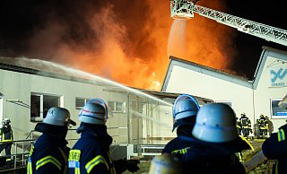 Der Flammenschein über den Firmenhallen ist gut zu sehen. - Archivfoto: Freitag-TV