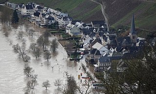 Der Ort &Uuml;rzig ist &uuml;berschwemmt. - Foto: Harald Tittel/dpa