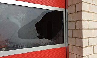 Zerstört: Am Feuerwehrgerätehaus in Brakelsiek hat es verschiedene Sachbeschädigungen gegeben. Zum Beispiel wurde ein Fenster eingeworfen. - Stadt Schieder-Schwalenberg