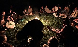 Friedlich feiern die Menschen Walpurgisnacht und Sommersonnenwende an den Externsteinen. - Seda Hagemann Friedlich feiern die Menschen Walpurgisnacht und Sommersonnenwende an den Externsteinen. - Seda Hagemann