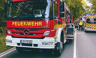 Die Besatzung eines zufällig vorbeifahrenden Krankentransports übernahm die Erstversorgung, bis Feuerwehr sowie Rettungsdienst und Notarzt eintrafen. - Feuerwehr Detmold