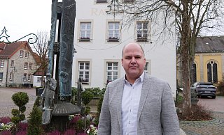 Bürgermeister Marcus Püster vor dem Schlänger Rathaus. - Jost Wolf Bürgermeister Marcus Püster vor dem Schlänger Rathaus. - Jost Wolf