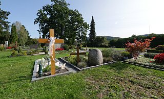 Mit Herrmann-Blick: Abteilung A des Friedhofs Hiddesen ist vom oberen Parkplatz barrierefrei zu erreichen. Deshalb sollen hier wieder Wahlgräber erworben werden können. Bisher war dort die Neuvergabe von Grabstellen ausgeschlossen gewesen. - Jost Wolf