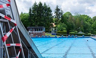 Als erstes Freibad in Lippe durfte das Freibad Hiddesen wieder Badegäste empfangen. Die müssen sich jedoch auf einige Auflagen gefasst machen: Rutsche und viele Duschen sind gesperrt, rotes Flatterband schränkt außerdem die Liegeflächen ein. Wegen Reparaturarbeiten hat das Freibad nun kurzfristig geschlossen. - Raphael Bartling Als erstes Freibad in Lippe durfte das Freibad Hiddesen wieder Badegäste empfangen. Die müssen sich jedoch auf einige Auflagen gefasst machen: Rutsche und viele Duschen sind gesperrt, rotes Flatterband schränkt außerdem die Liegeflächen ein. Wegen Reparaturarbeiten hat das Freibad nun kurzfristig geschlossen. - Raphael Bartling
