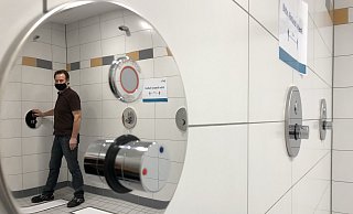 Zwei Duschen sind erneuert – sie präsentiert Rudolf Klein, der Vize-Chef des Stadtwerke-Bäder-Fachbereichs. Nur nutzen darf sie keiner mehr – mit dieser Woche läuft sogar das Schulschwimmen im Eau-Le aus. - Till Brand